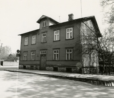 Pelgulinn: Härjapea 7 / Õle 21 Lenderi tüüpi elamu  similar photo