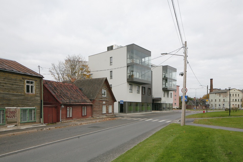 Fortuuna tänav Tartus. Keskel korterelamu Fortuuna 32, arhitektid Kaido Kepp ja Marti Soosalu (Arhitektuuriklubi)