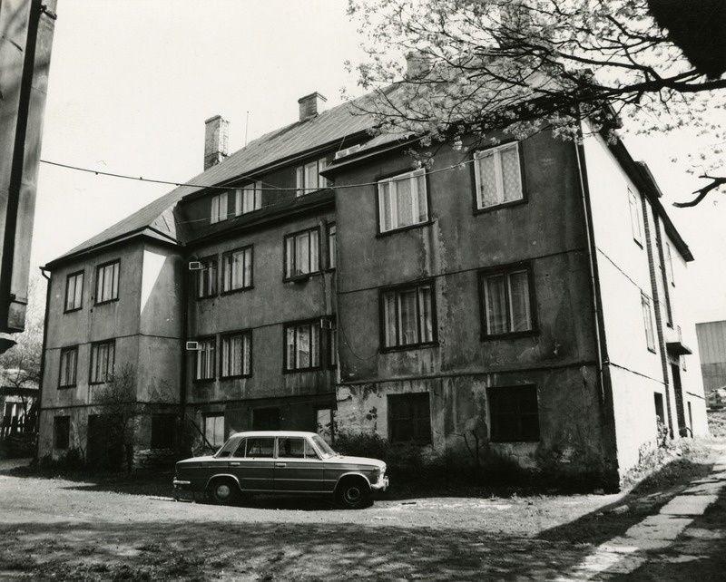 Pelgulinn: Telliskivi 46/2 elamu (hoovimaja; maja ees Žiguli)