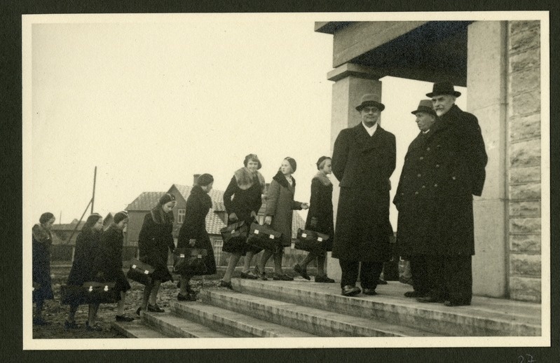 Rakvere Gümnaasium. Uue hoone avamine: õpilased sisenevad uude majja