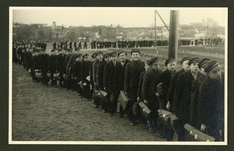 Rakvere Gümnaasium. Uue hoone avamine: õpilased rivis maja ees