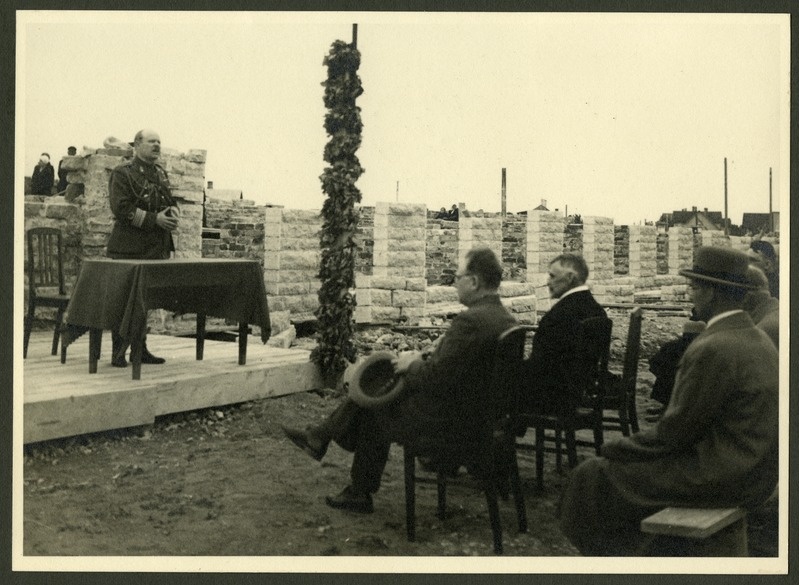 Rakvere Gümnaasium. Uue hoone ehitustööd: kõnede pidamine nurgakivi asetamisel?