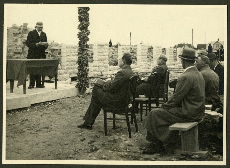 Rakvere Gümnaasium. Uue hoone ehitustööd: kõnede pidamine nurgakivi asetamisel?