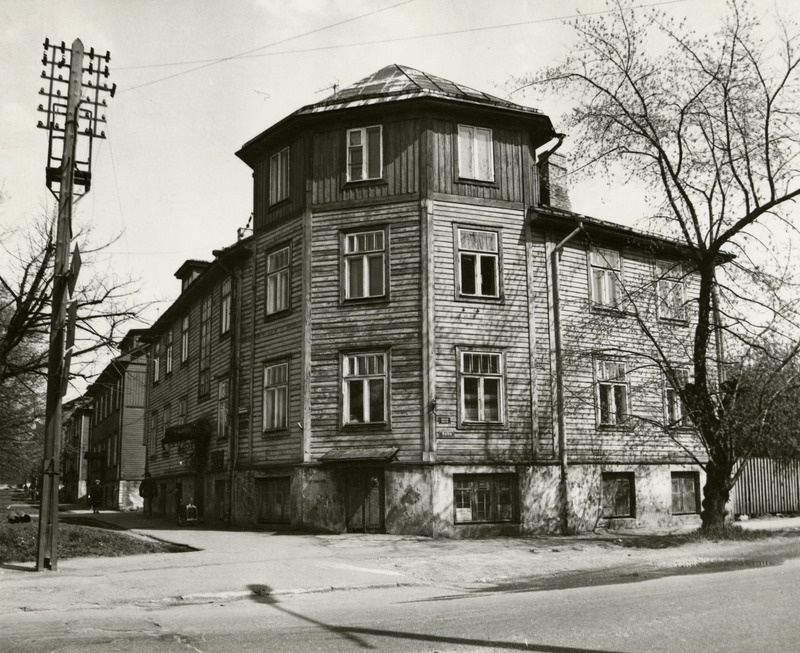 Pelgulinn: nurgatorniga elamu Telliskivi 40, ehitatud 1928