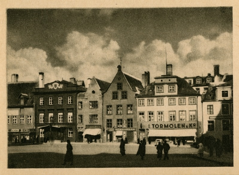 Tallinna Raekoja plats, idakülje hoonestus