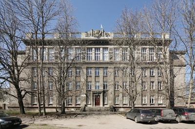 Koolimaja Kalamajas, nüüdne Gustav Adolfi Gümnaasiumi hoone Kotzebue tänaval. Üldvaade  similar photo