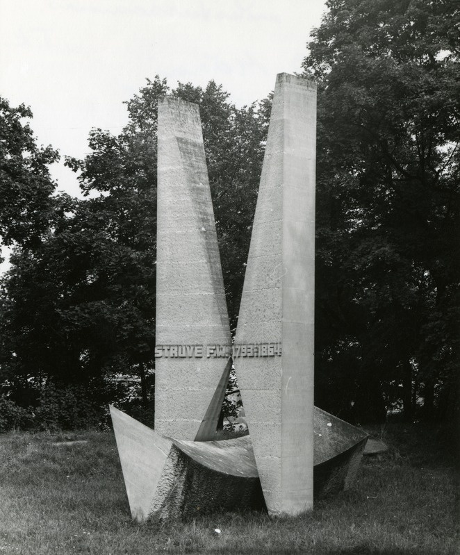Struve mälestusmärk / monument Tartu Toomemäel. Skulptor Olav Männi, arhitekt Udo Ivask, 1969