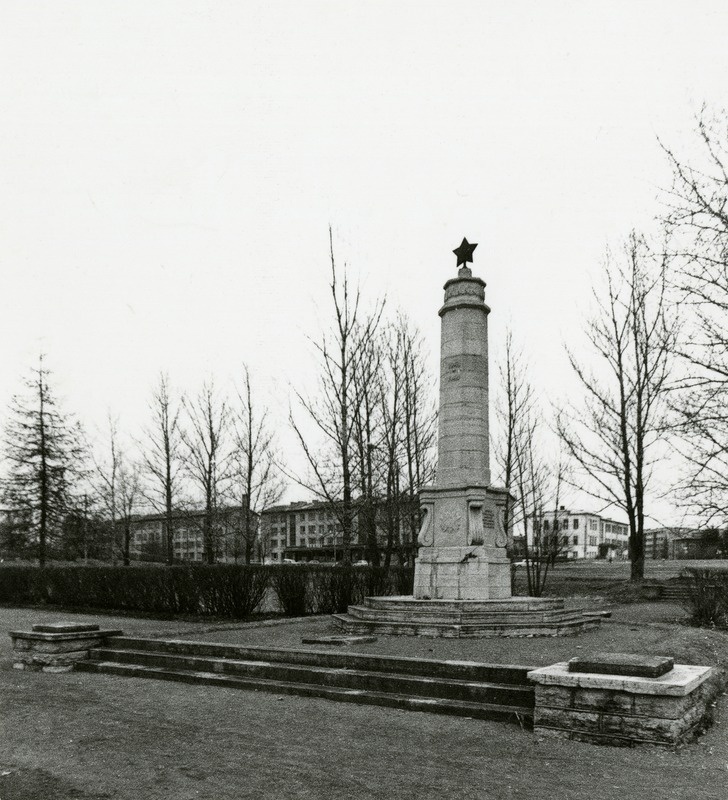 Suures Isamaasõjas langenute mälestusmärk / monument Rakveres. Arhitekt Alar Kotli