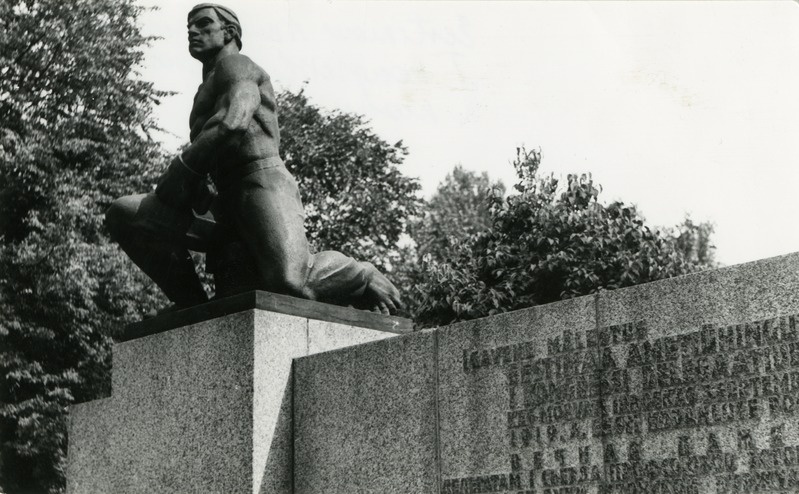 Eestimaa Ametiühingute I kongressi delegaatide monument Tallinnas. Skulptor Aleksander Kaasik, arhitekt Uno Tölpus, 1963