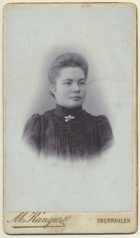 portreefoto (visit portrait), Alma Käosaar u 1910 foto Mart Kangur Põltsamaa