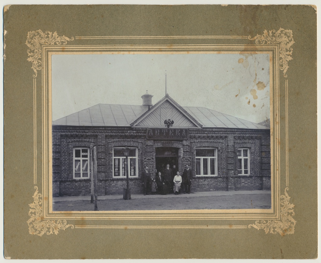 foto papil, Kõpu (?) apteegi välisvaade u 1910