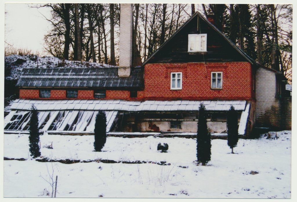 värvifoto, endine Abja mõisa aednikumaja 2004