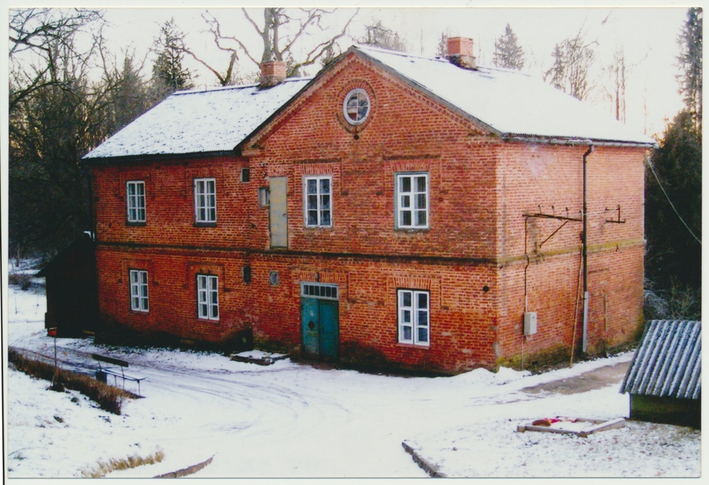 värvifoto, endine Abja mõisa valitsejamaja-preilide maja 2004