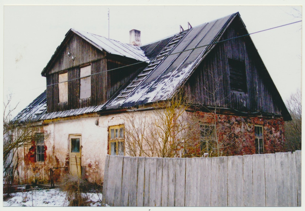 värvifoto, endise Abja mõisa lagunenud vesiveski hoone 2004