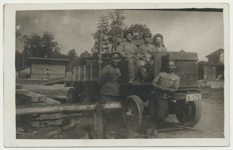 foto, 5 sõjaväelast ja veoauto, Jõhvi raudteejaamas 1932