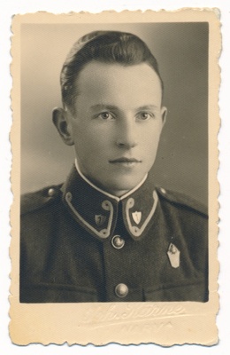 foto, August Tisler u 1935  duplicate photo