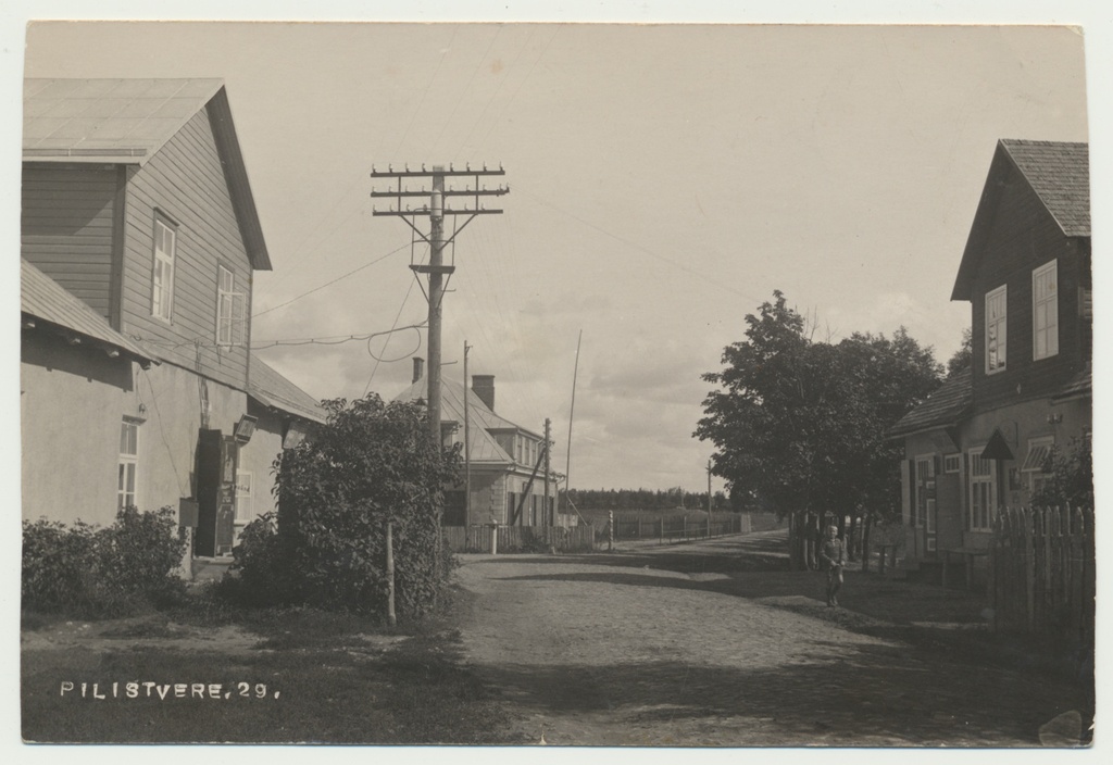 foto, vaade Pilistvere asula, Võhma-Põltsamaa maantee, kauplused juuni 1940 foto Jaan Kalju