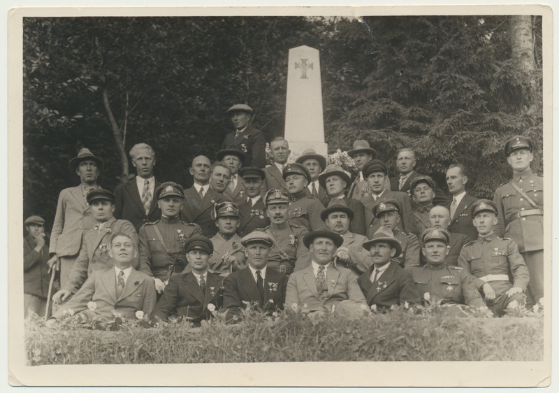 grupifoto, Vabaduse Risti päeval 1. ratsapolgu mälestussamba juures 1936
