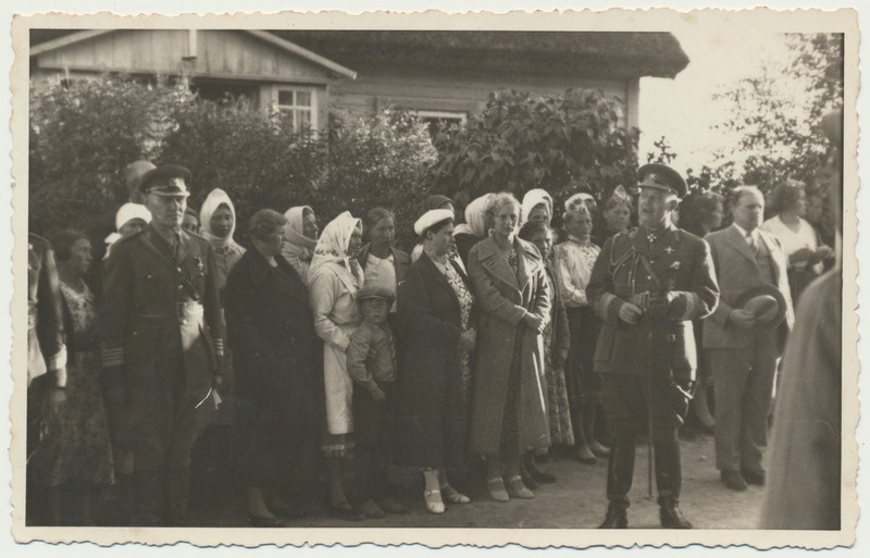 foto, Johan Laidoner kõnelemas rahvale taluõuel 1938
