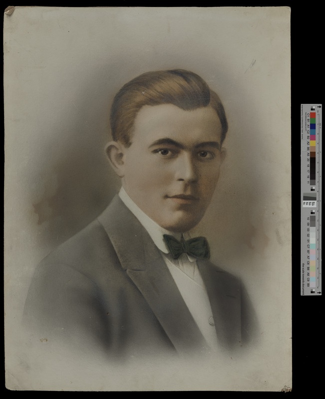koloreeritud foto papil, Jaan Iila rinnaportree u 1920