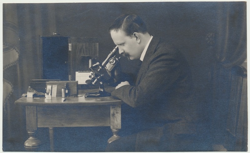 foto Johannes Rist, õpetaja, amatöörfotograaf, mikroskoop, u 1925