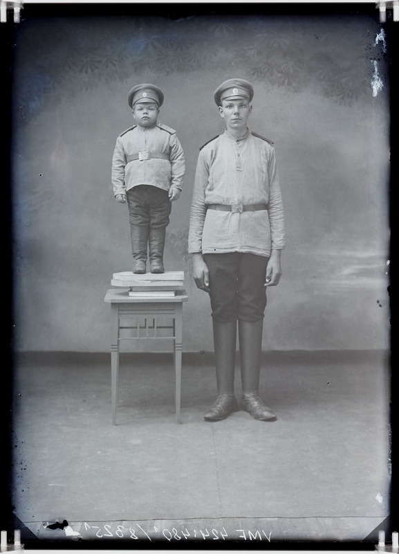 fotonegatiiv, sõjaväekutsealused, pikim ja lühim, J. Riiman ja J. Peiel, 1915 foto J.Riet