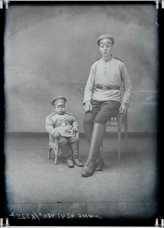 klaasnegatiiv, sõjaväekutsealused, pikim J. Riiman, lühim J. Peiel, 1915 foto J.Riet