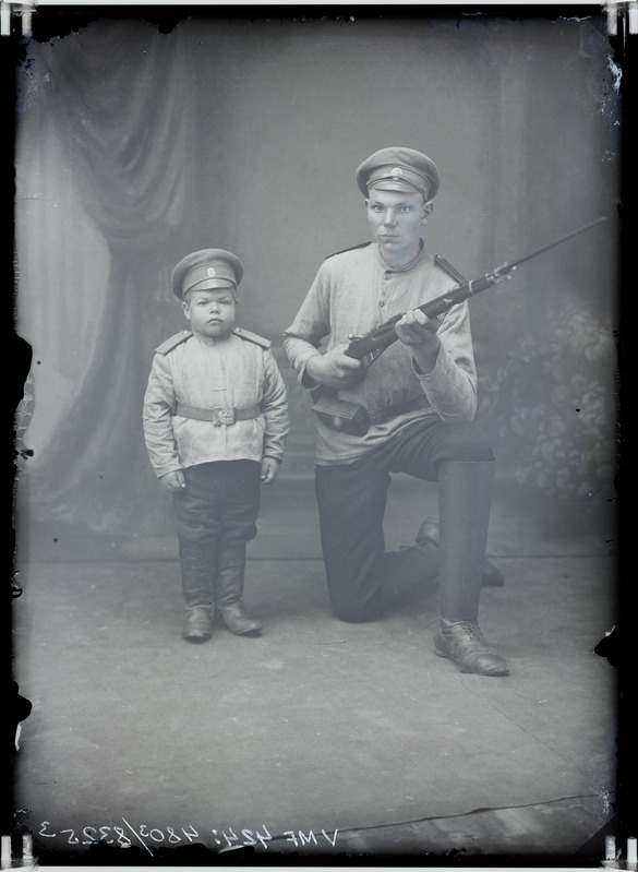 klaasnegatiiv, sõjaväekutselaused, pikim J. Riiman, lühim J. Peiel, vintpüss, 1915 foto J.Riet