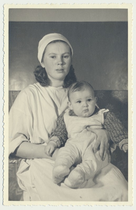 foto Viljandi II Lastesõim (A. Maramaa pst 2, hilisem Mesimumm), Asta Vainoja laps süles  u 1955