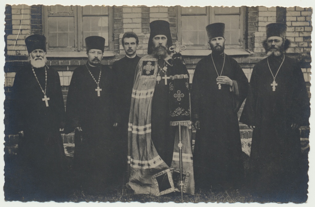 foto, Viljandimaa, Suure-Jaani, õigeusu kirik, ees 6 vaimulikku: J.Kolokolov, A.Laar, J.Ümarik, piiskop Platon, K.Antson, Mihail Pihlak (Suure-Jaani õu koguduse preester), 1918, foto H. Kuhlbusch (Kullandi)
