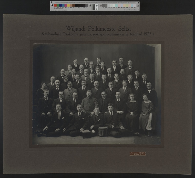 grupifoto papil, Viljandi Põllumeeste Seltsi Kaubanduse Osakonna juhatus, revisjonikomisjon ja teenijad 1923, foto J.Riet
