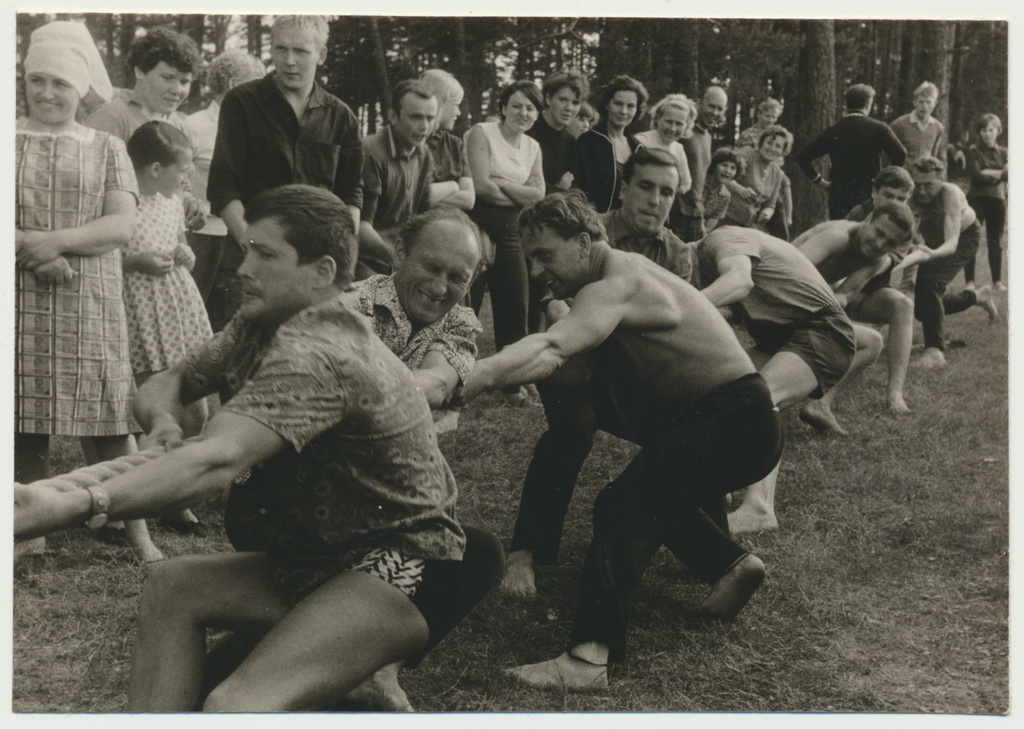 foto, Viljandi Teeninduskombinaat Leola suvepäevad?, köievedu, u 1970