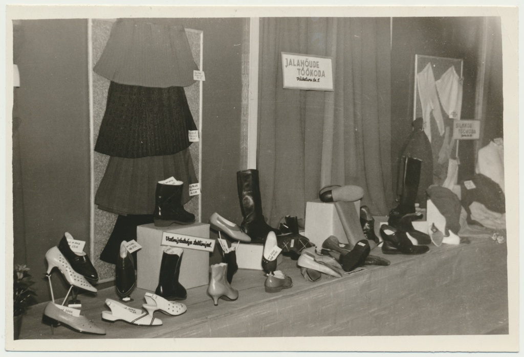 foto, Viljandi Teeninduskombinaat Leola 20, teenustööde näitus Viljandi rajooni kultuurimajas, jalanõude töökoja tootenäidised, 23.01.1965