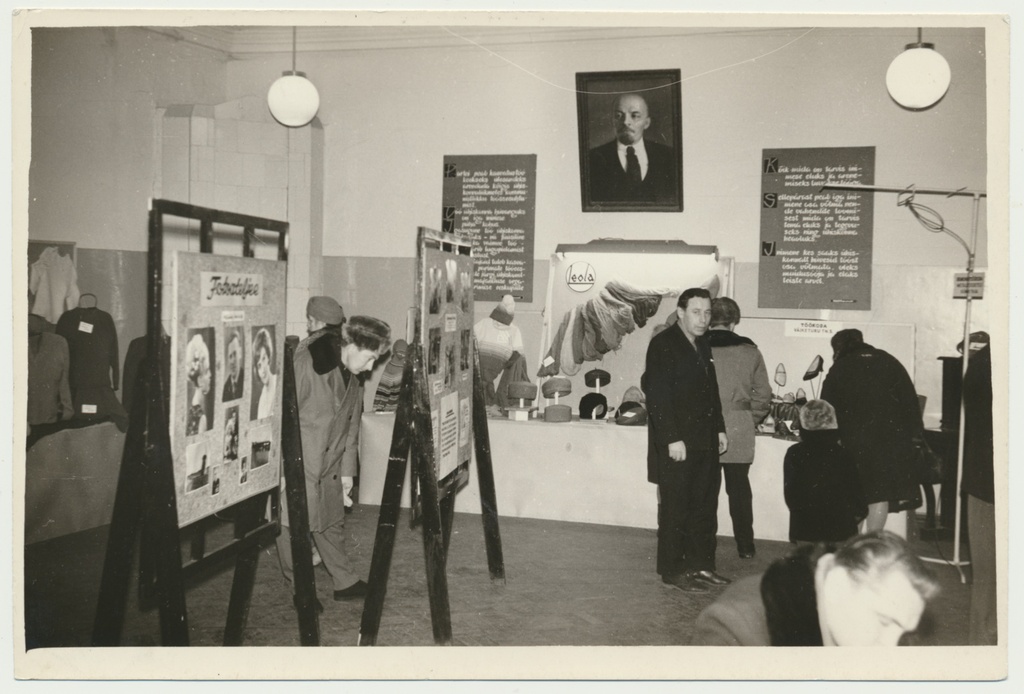 foto, Viljandi Teeninduskombinaat Leola teenustööde näitus 16. - 17.12.1966, linnarahvas näitust uudistamas