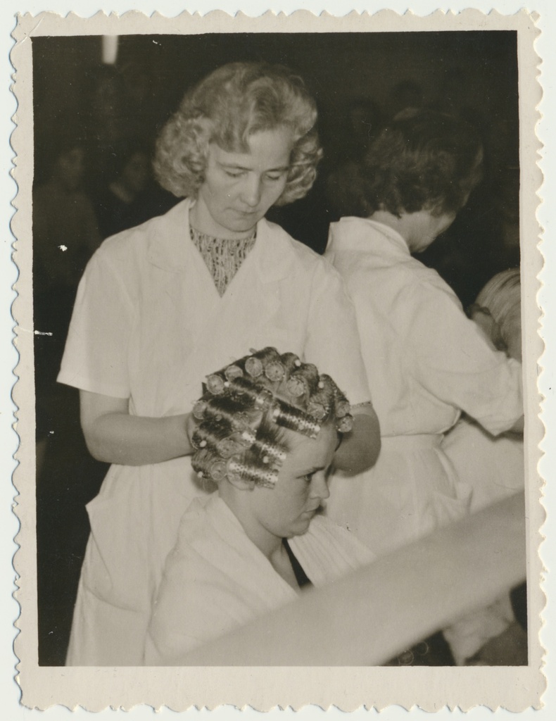 foto, juuksurite võistlus Viljandi rajooni kultuurimajas, u 1965