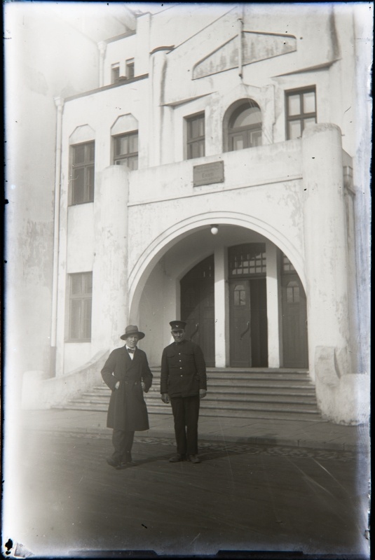 Two men at the Endla theatre portal.
