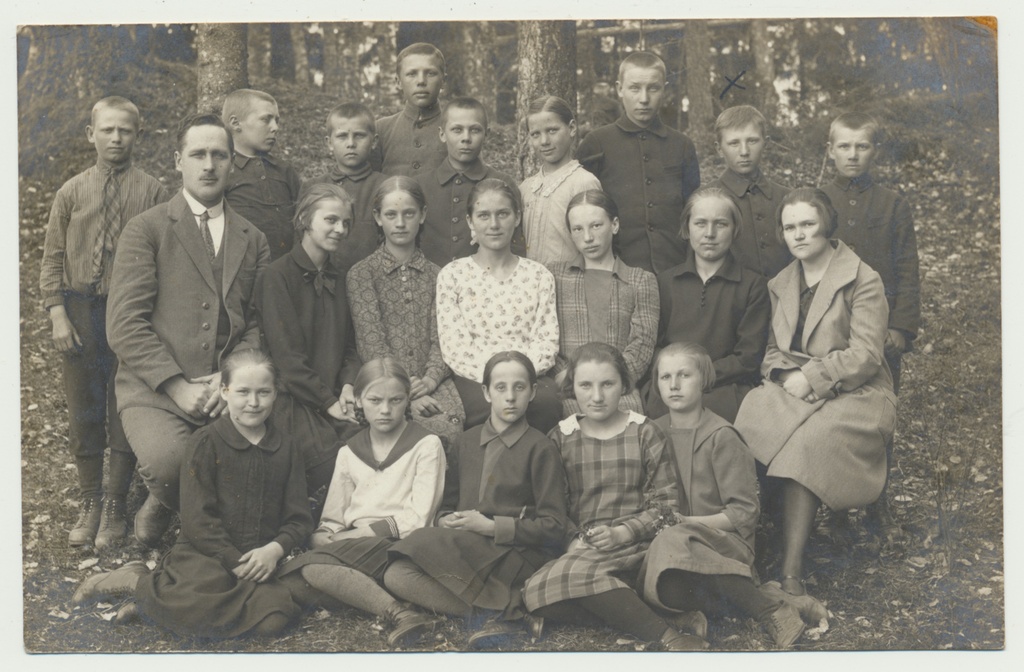 foto Pulleritsu kool Paistu khk, grupp õues sh juht August Lainas u 1925