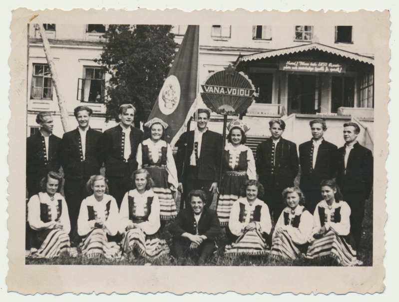 foto Vana-Võidu Loomakasvatustehnikum, rahvatantsurühm sh Rein Uusma u 1947