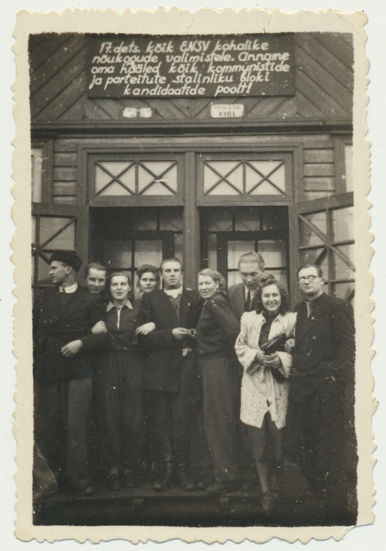 foto Viljandi segarahvatantsurühm, Lelle raudteejaam, valimisreklaam, u 1950