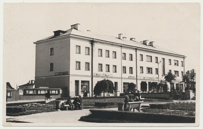 foto Viljandi, Keskväljak, teadete tahvel, Lossi tn 18/20 maja (spordipood, Laste Maailm jt) u 1958 foto L.Kadalipp  similar photo