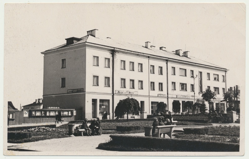 foto Viljandi, Keskväljak, teadete tahvel, Lossi tn 18/20 maja (spordipood, Laste Maailm jt) u 1958 foto L.Kadalipp