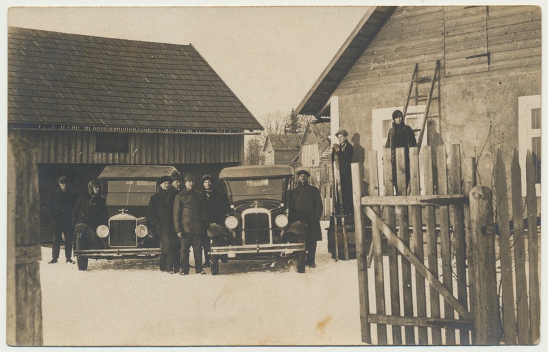 foto Viljandi, sõiduautod Ford-T, Chervolet, mehed, Serbia (Vase) tn õu u 1930 foto H.A.Metsamärt