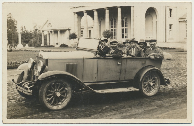 foto Viljandi takso V-8, lahtine, 6 meest sh omanik-juht Johan Marjak, Pärnu mudaravila u 1935