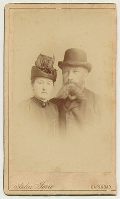 foto, Marie Christine Louise von Engelhardt (s. Rausch von Traubenberg) ja Alexander (Axel) Friedrich von Engelhardt u 1885 ateljee Jerie, Carlsbad  duplicate photo
