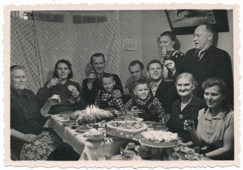 foto, Suure-Jaani, perekond Kivisild jt, peolaud, kringel, küünlad, 20.12.1958