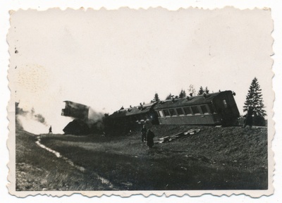 foto, rööbastelt väljasõitnud Tallinn-Viljandi rong Navesti silla lähistel, õnnetus 21.10.1936  duplicate photo