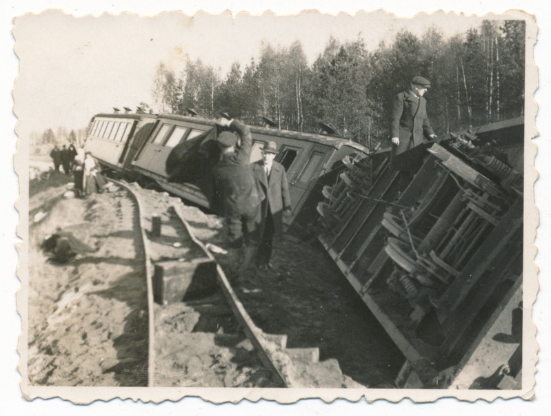 foto, rööbastelt väljasõitnud Tallinn-Viljandi rong Navesti silla lähistel 21.10.1936