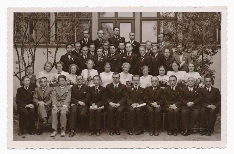 grupifoto, Viljandi Tööstusõpilaste Kool (tööstuskool), lõpuaktus 1940, koolijuht Jüri Jakk, õpetajad ja Viljandi Tööstusliku Kutseoskuse Ameti alalised liikmed ning kooli lõpetajad, 1940 foto E. Rang