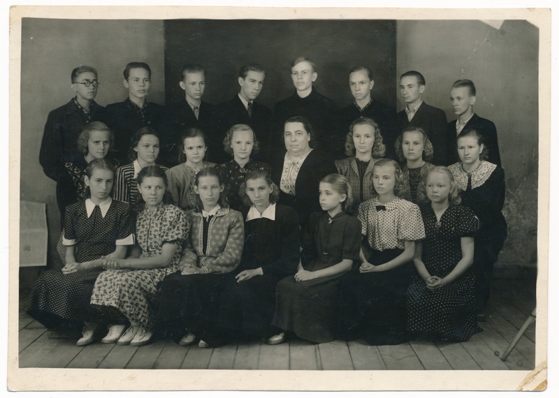 grupifoto, Viljandi I Keskkool (Jakobsoni tn 42), IX b klassipilt, 1953 sh A. Jürissoo (enamus nimesid tagaküljel)