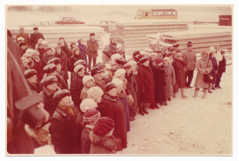 värvifoto, Viljandi leiva ja makaronitööstus, nurgakivi panek uuele hoonele Raua tn, suur rahvahulk, ehituspaneelid 10.12.1987